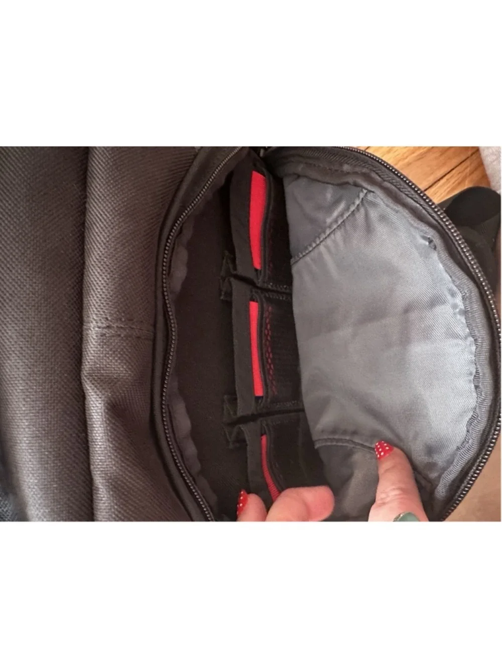 Tamrac Camera Bag Velocity 7x Sling Pack 5767 Adjustable Straps Model Photograph